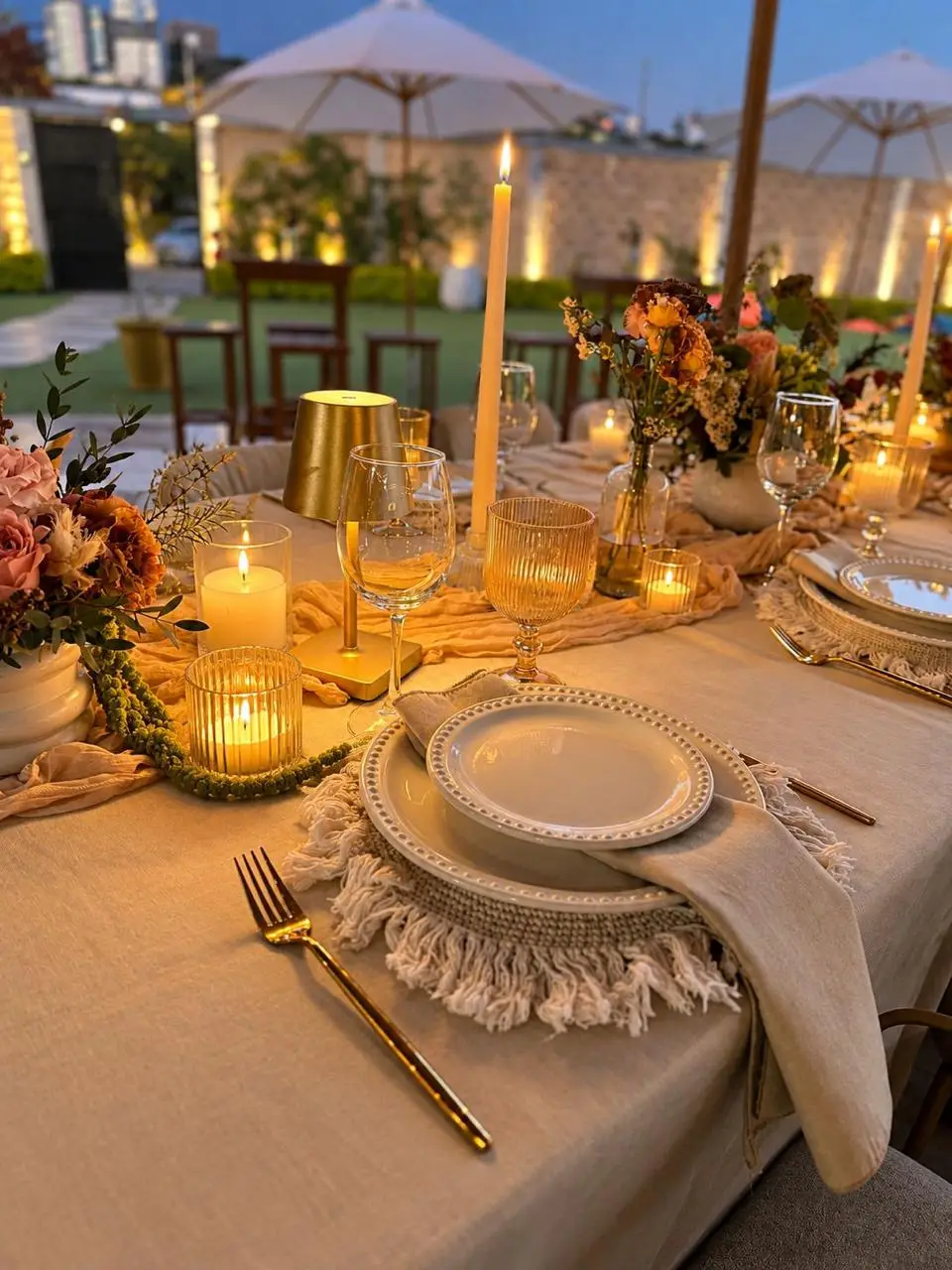 Mesa decorada con velas y flores