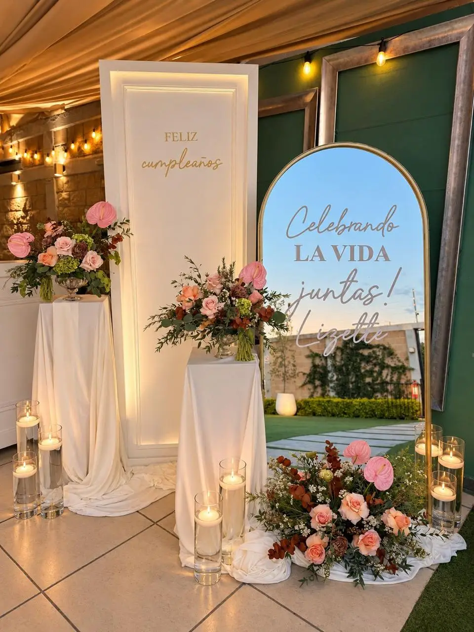 Entrada con arco y flores