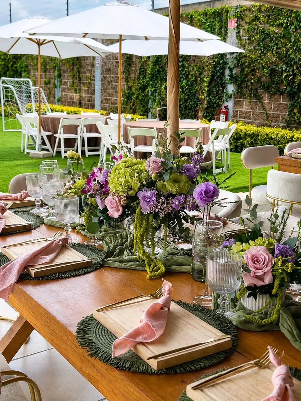 Mesa al aire libre con flores