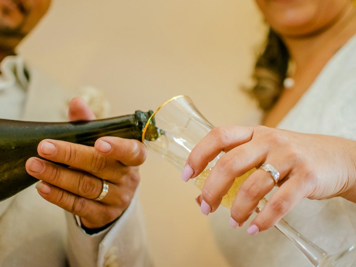 Novia y novio brindando con champagne en su boda
